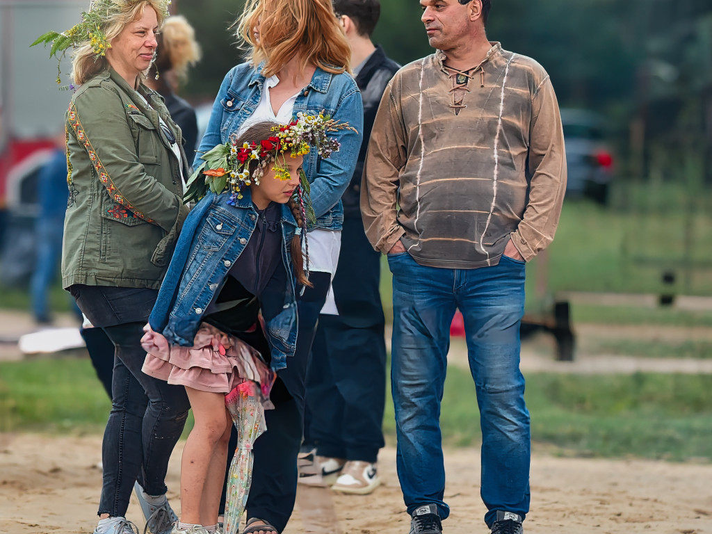 Dziewczęta z wiankami i skoki przez ogień nad Zalewem [ZDJĘCIA]