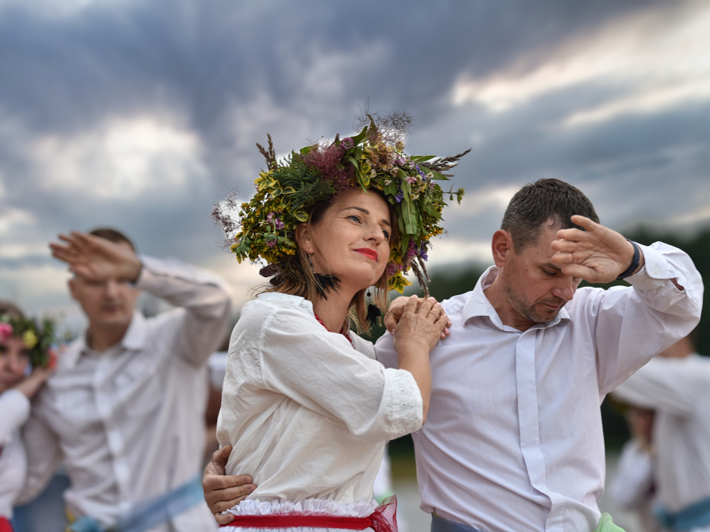 Dziewczęta z wiankami i skoki przez ogień nad Zalewem [ZDJĘCIA]