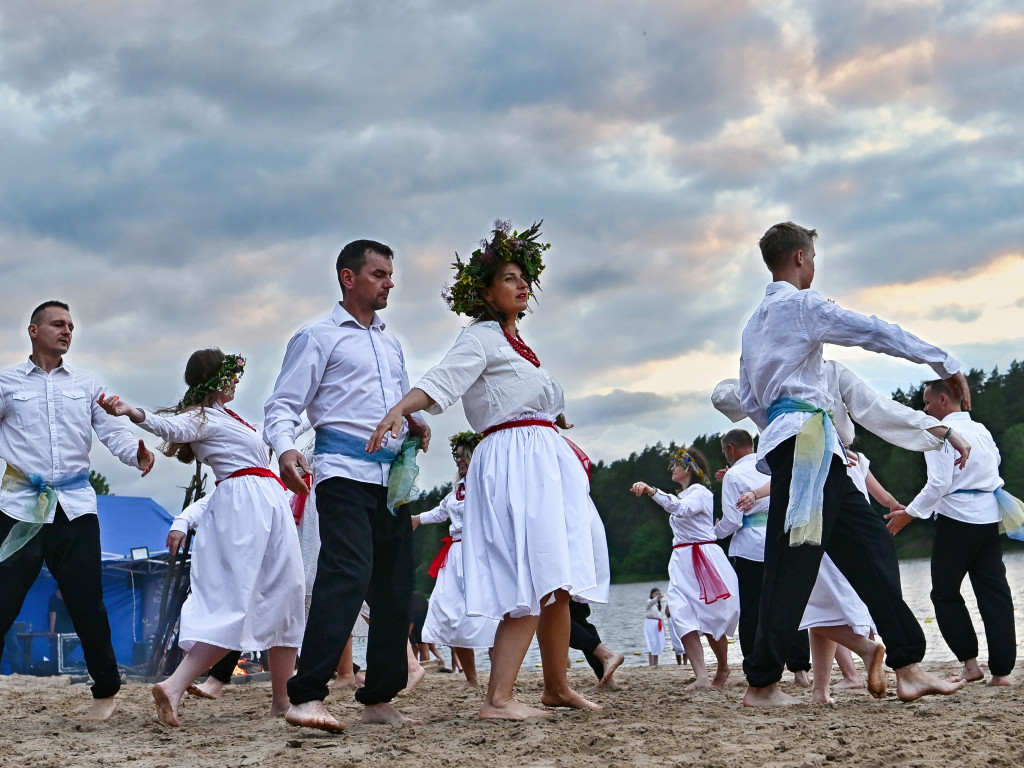Dziewczęta z wiankami i skoki przez ogień nad Zalewem [ZDJĘCIA]