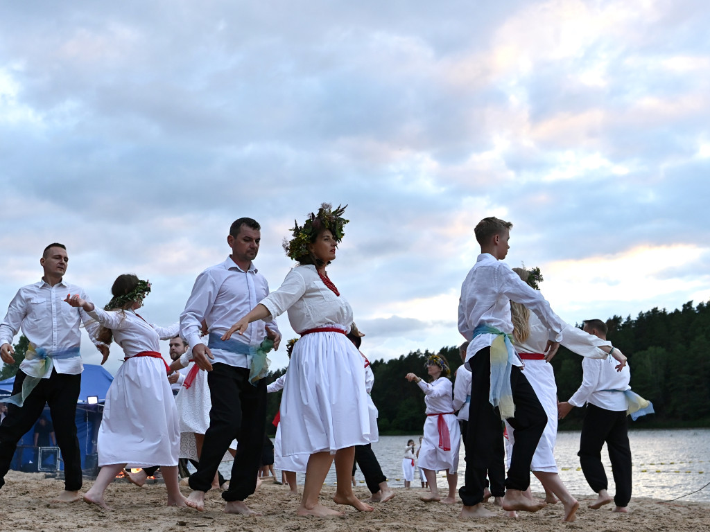 Dziewczęta z wiankami i skoki przez ogień nad Zalewem [ZDJĘCIA]