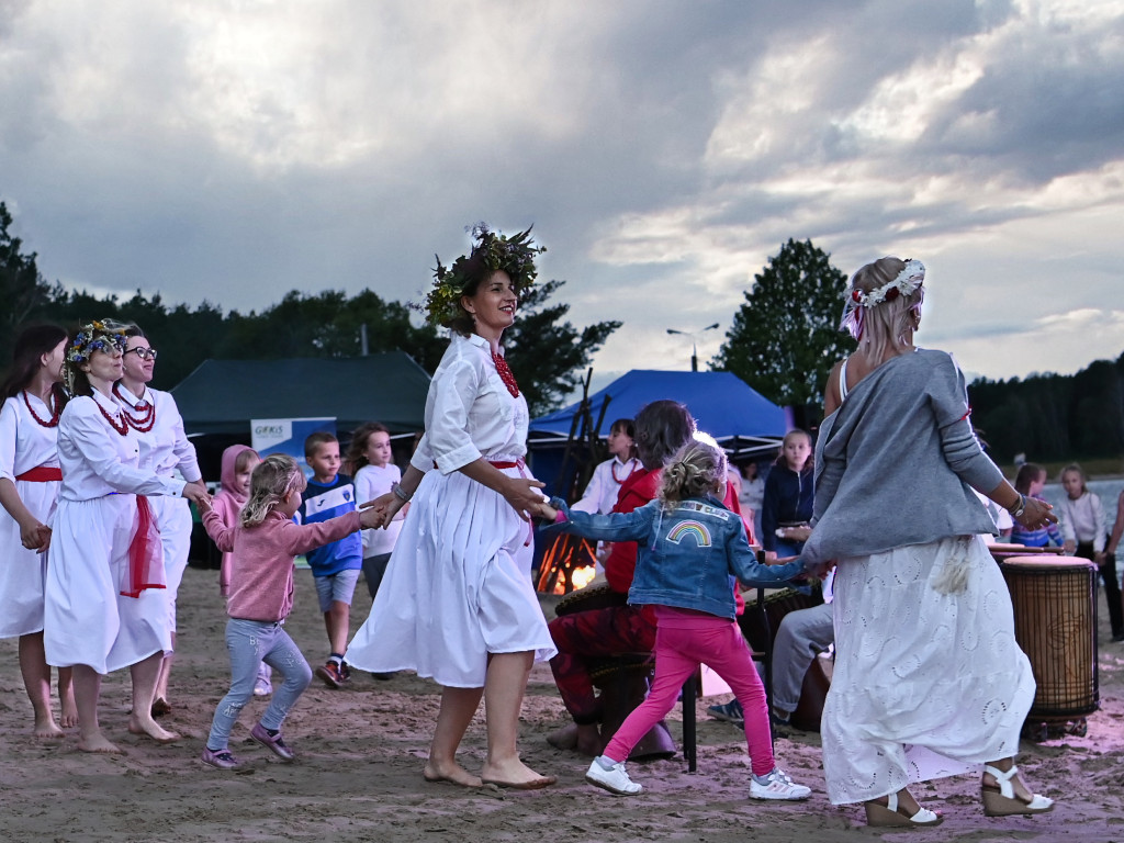 Dziewczęta z wiankami i skoki przez ogień nad Zalewem [ZDJĘCIA]