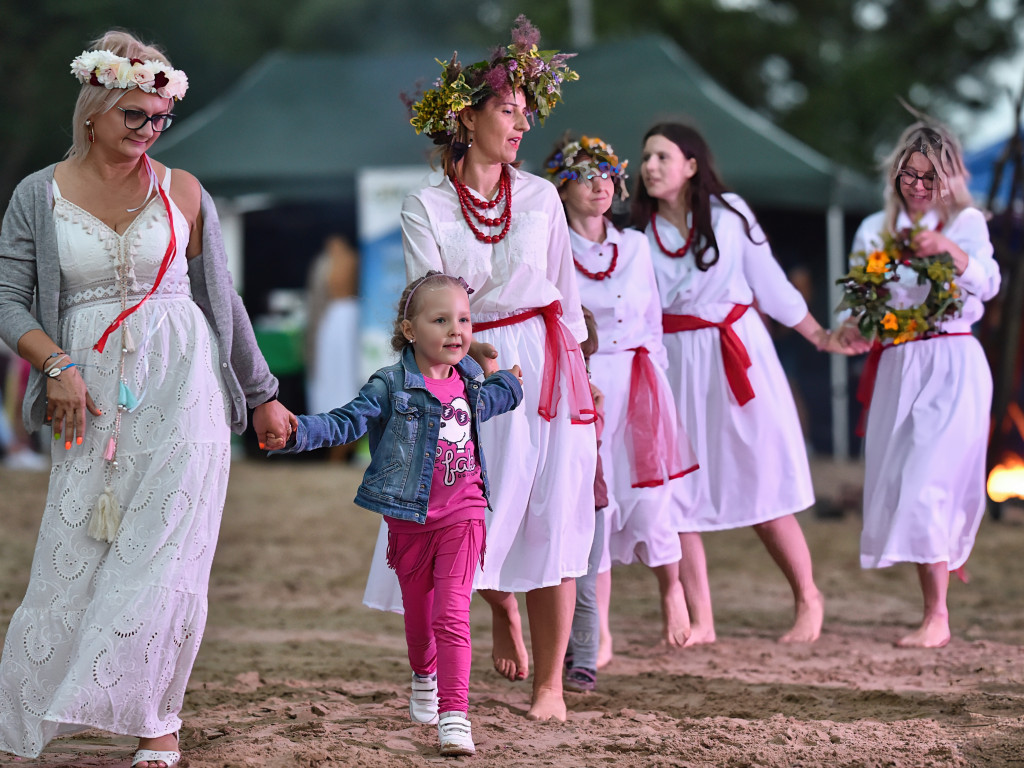 Dziewczęta z wiankami i skoki przez ogień nad Zalewem [ZDJĘCIA]