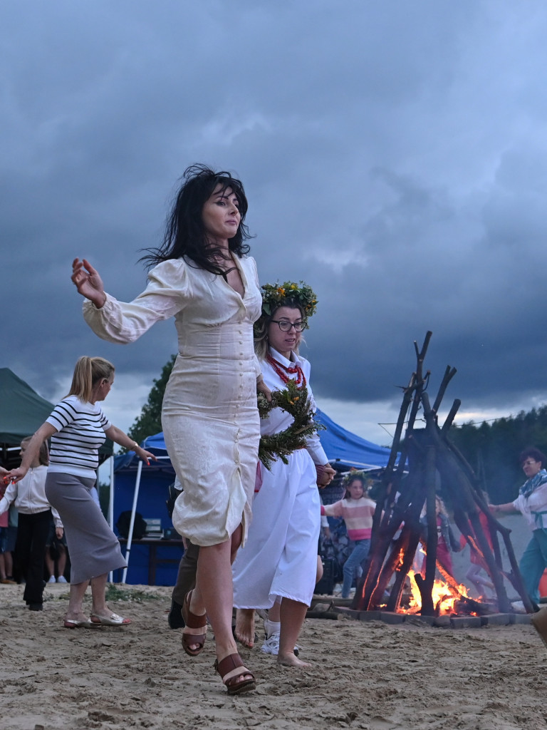 Dziewczęta z wiankami i skoki przez ogień nad Zalewem [ZDJĘCIA]