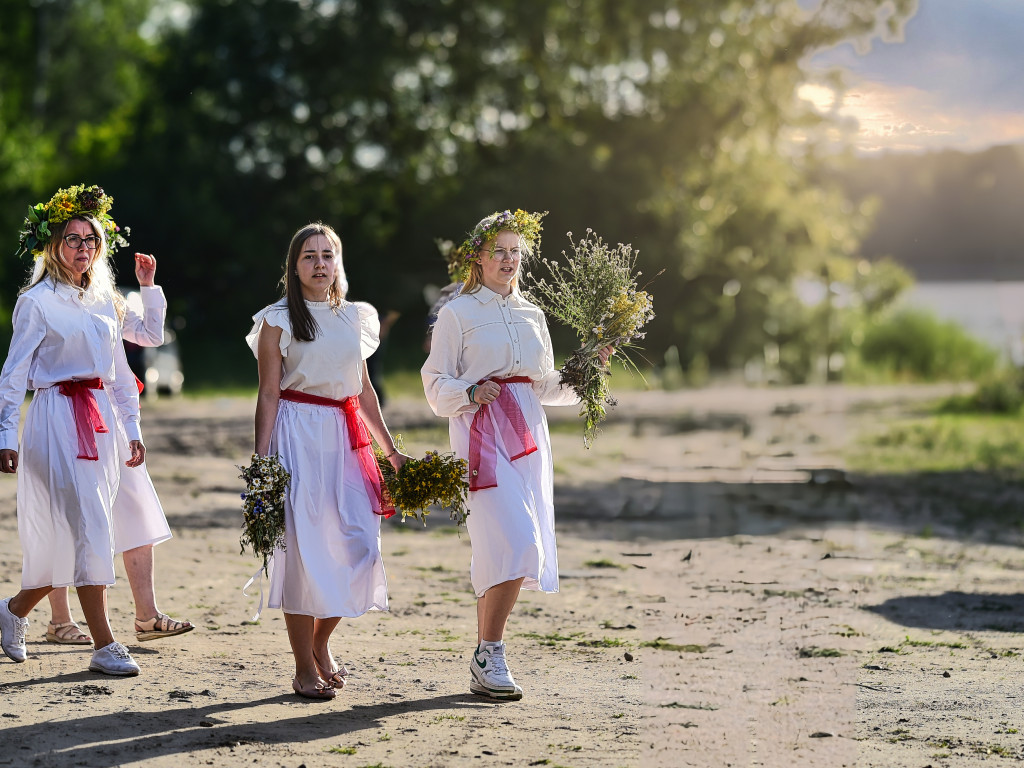 Dziewczęta z wiankami i skoki przez ogień nad Zalewem [ZDJĘCIA]