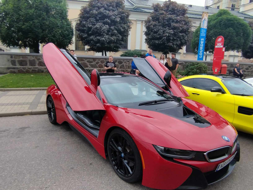 Jarmark Wojciechowy i pokaz niezwykłych samochodów