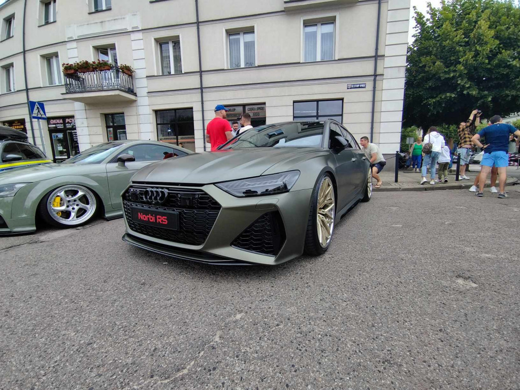 Jarmark Wojciechowy i pokaz niezwykłych samochodów