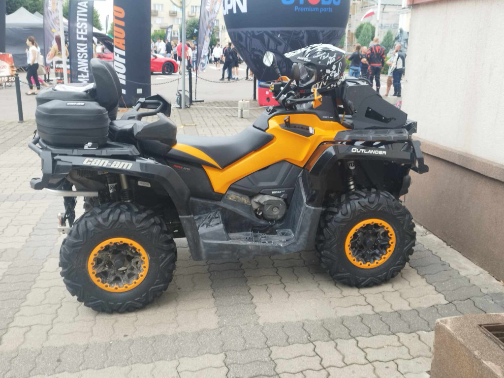 Jarmark Wojciechowy i pokaz niezwykłych samochodów