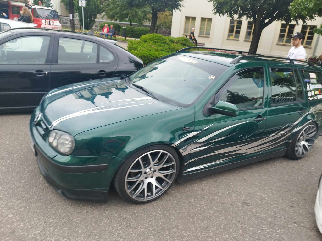 Jarmark Wojciechowy i pokaz niezwykłych samochodów