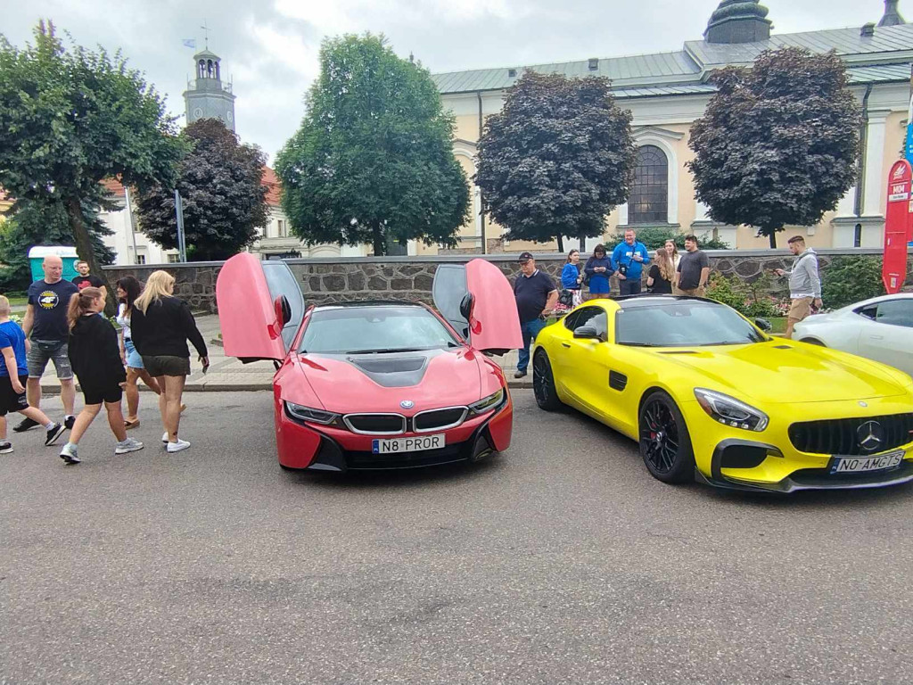 Jarmark Wojciechowy i pokaz niezwykłych samochodów