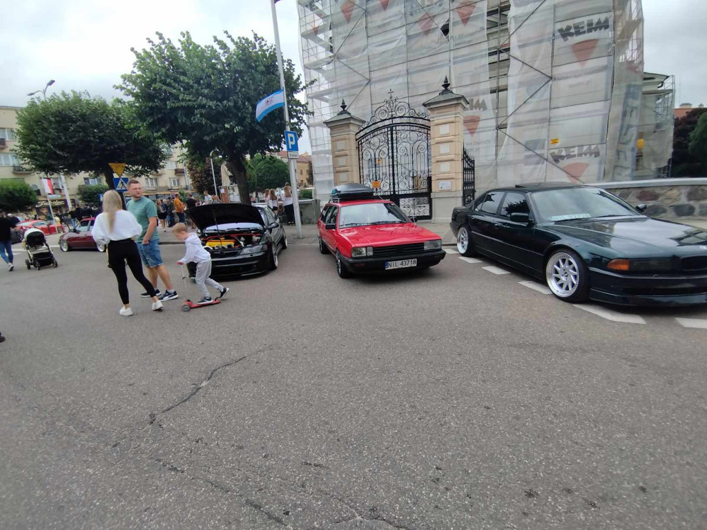 Jarmark Wojciechowy i pokaz niezwykłych samochodów