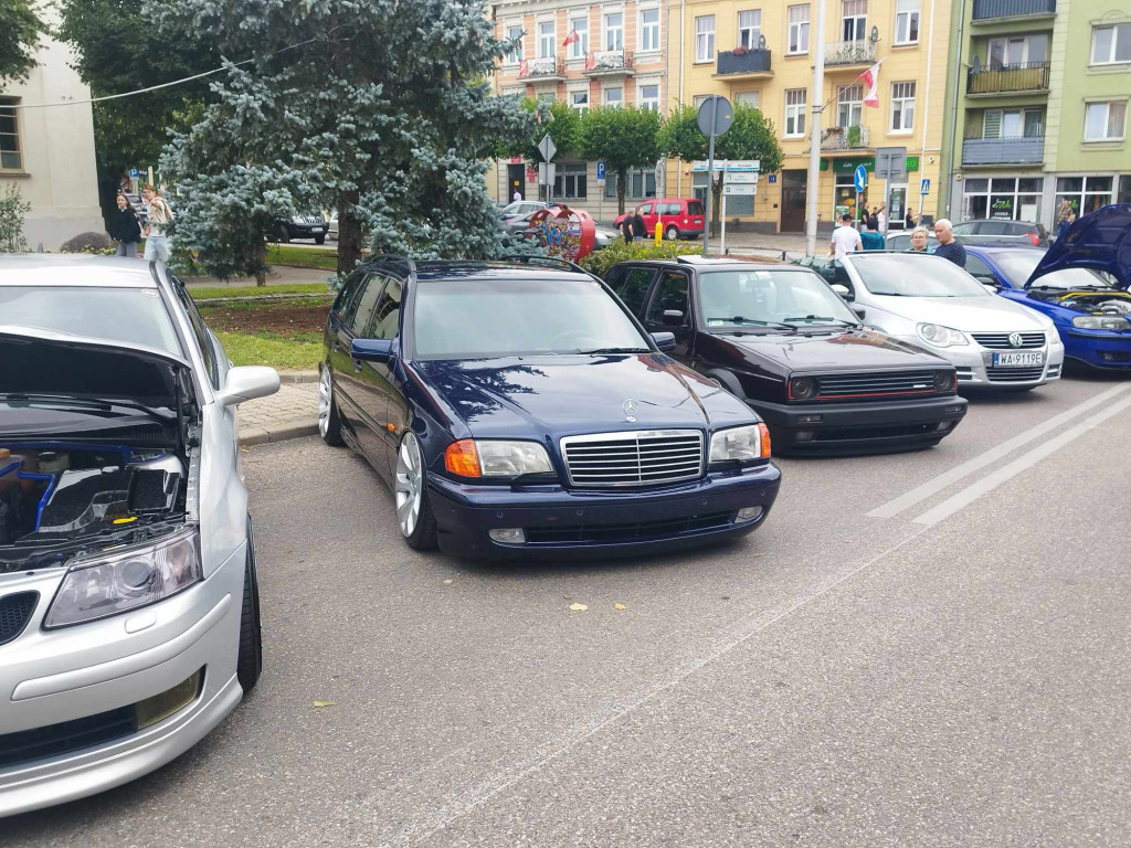 Jarmark Wojciechowy i pokaz niezwykłych samochodów