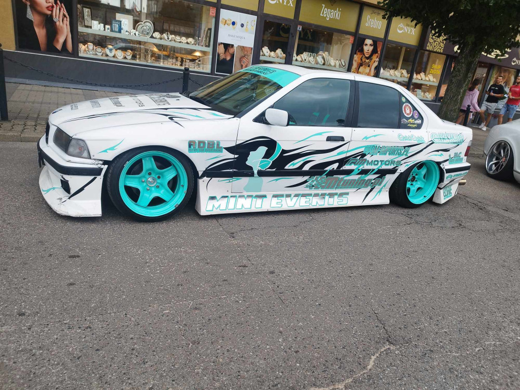 Jarmark Wojciechowy i pokaz niezwykłych samochodów