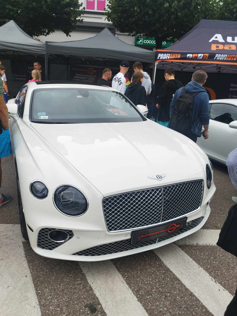 Jarmark Wojciechowy i pokaz niezwykłych samochodów