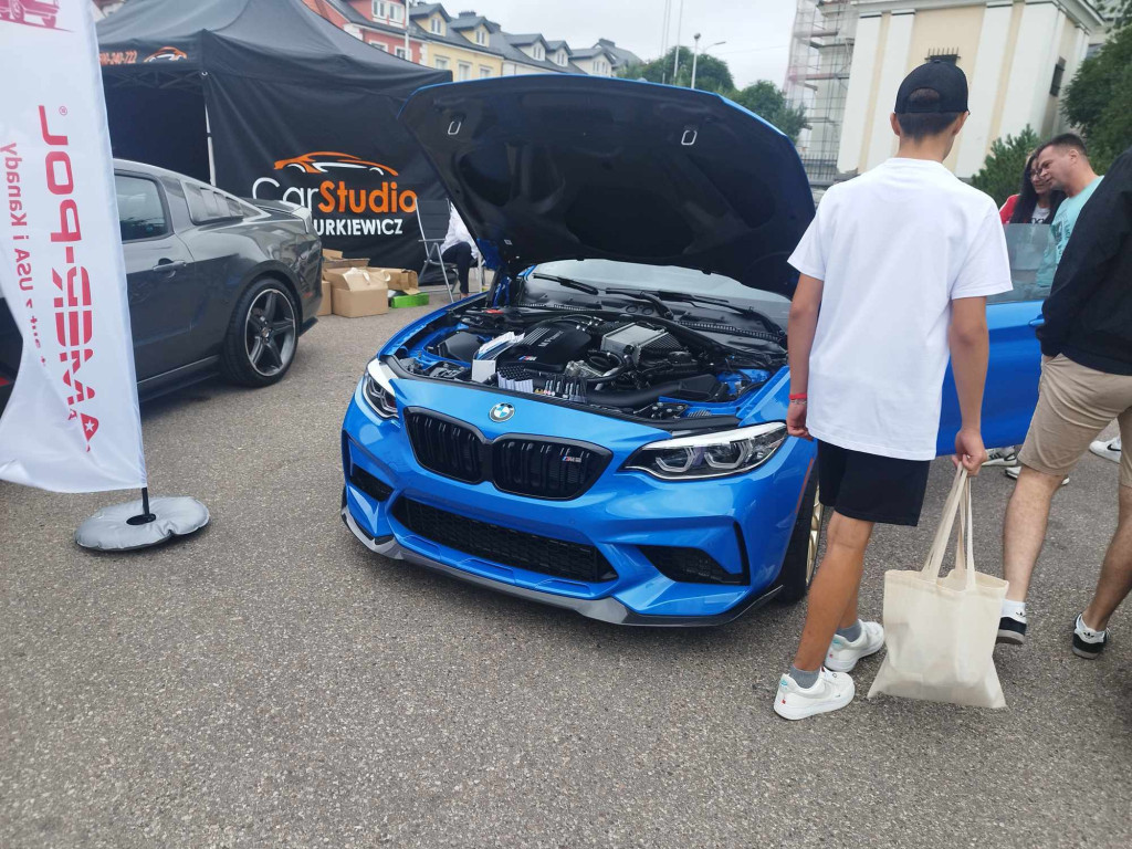 Jarmark Wojciechowy i pokaz niezwykłych samochodów