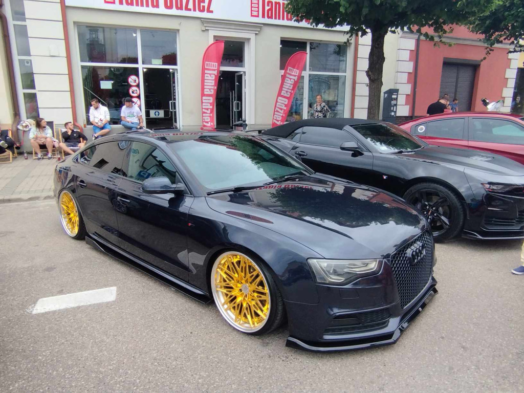 Jarmark Wojciechowy i pokaz niezwykłych samochodów