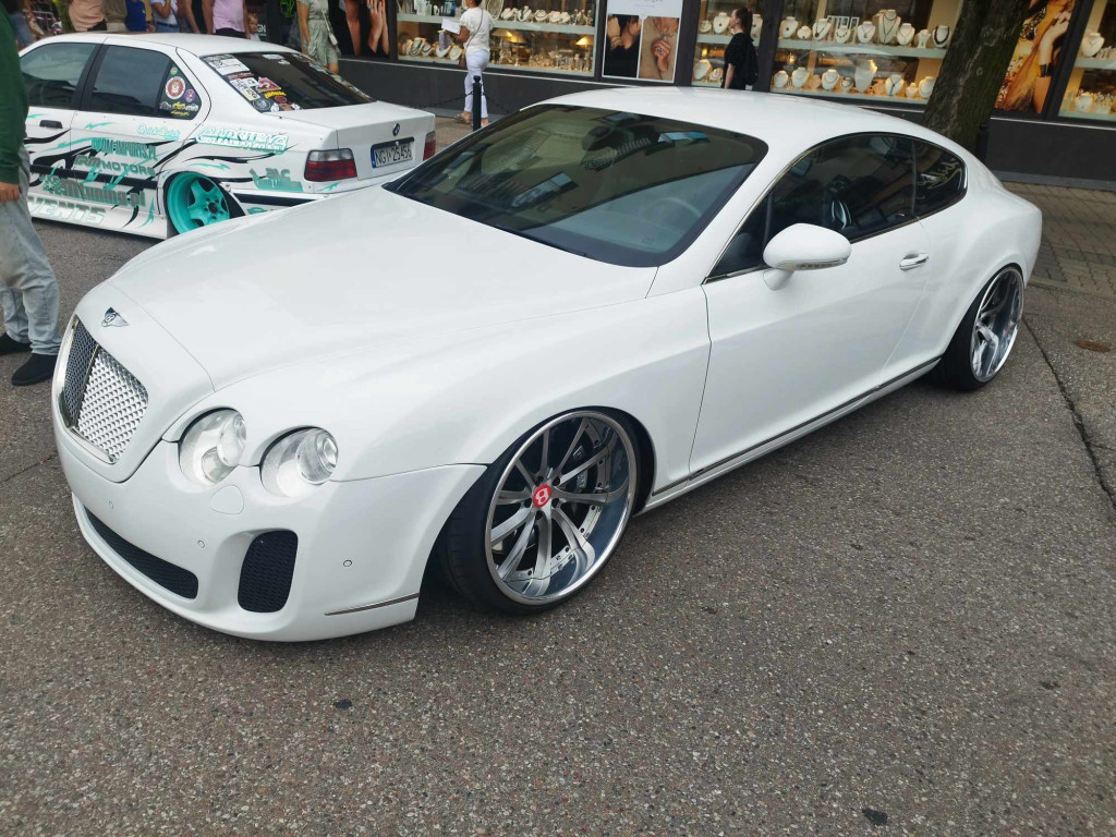 Jarmark Wojciechowy i pokaz niezwykłych samochodów