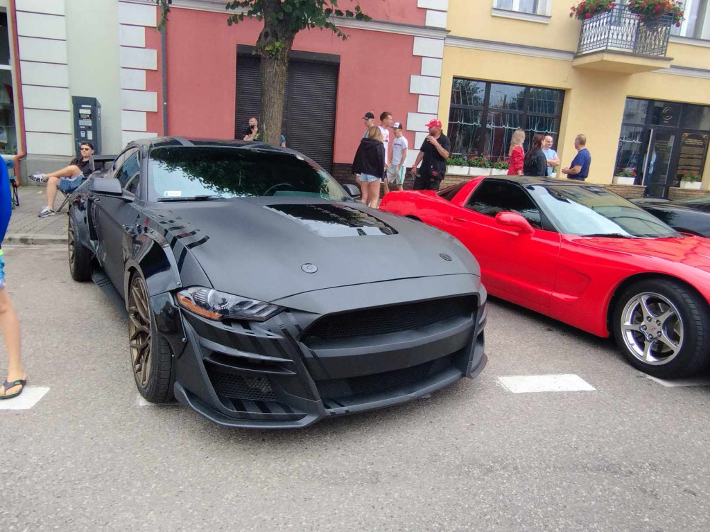 Jarmark Wojciechowy i pokaz niezwykłych samochodów