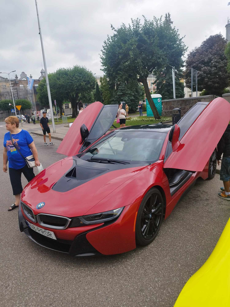 Jarmark Wojciechowy i pokaz niezwykłych samochodów