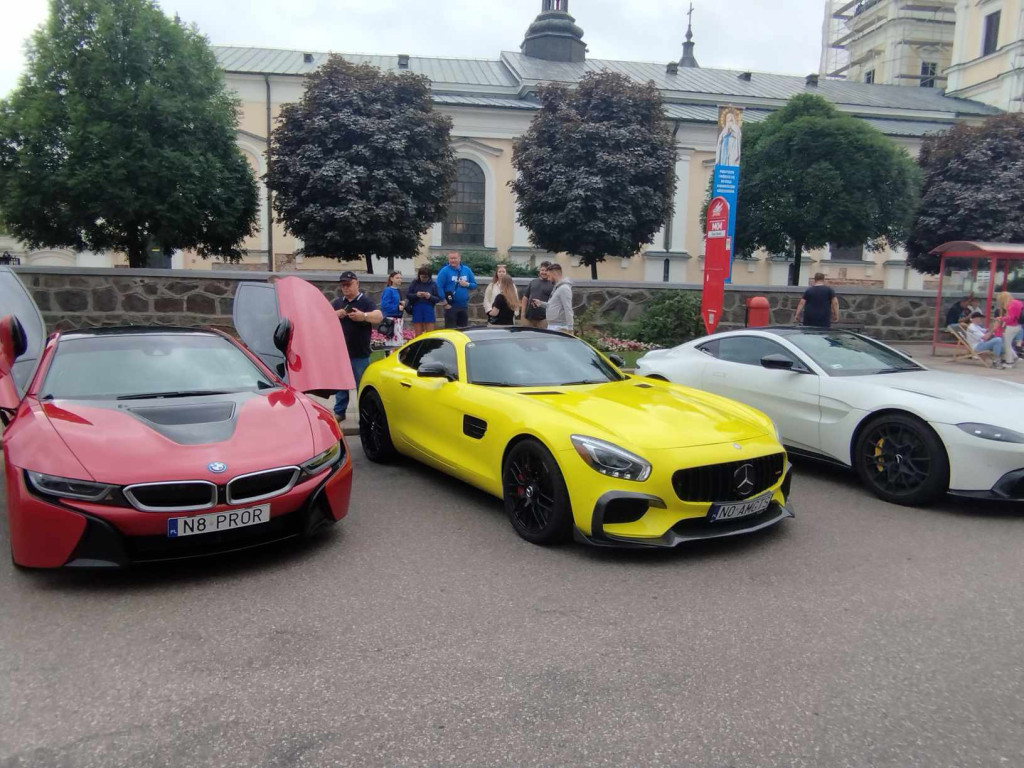 Jarmark Wojciechowy i pokaz niezwykłych samochodów