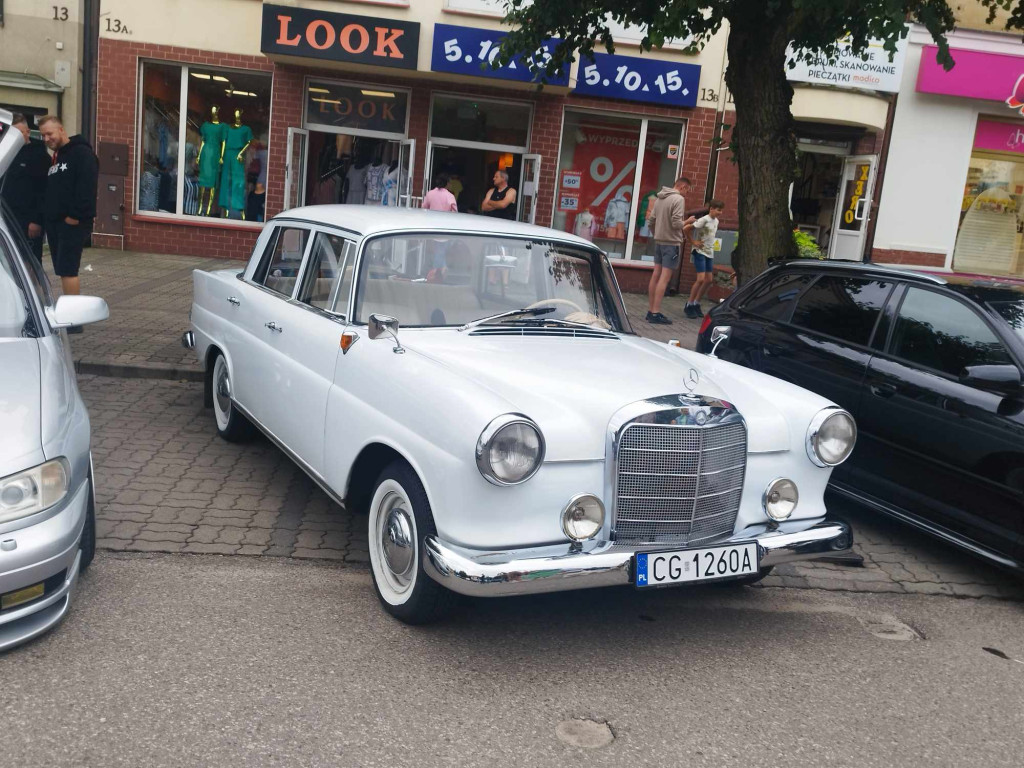 Jarmark Wojciechowy i pokaz niezwykłych samochodów