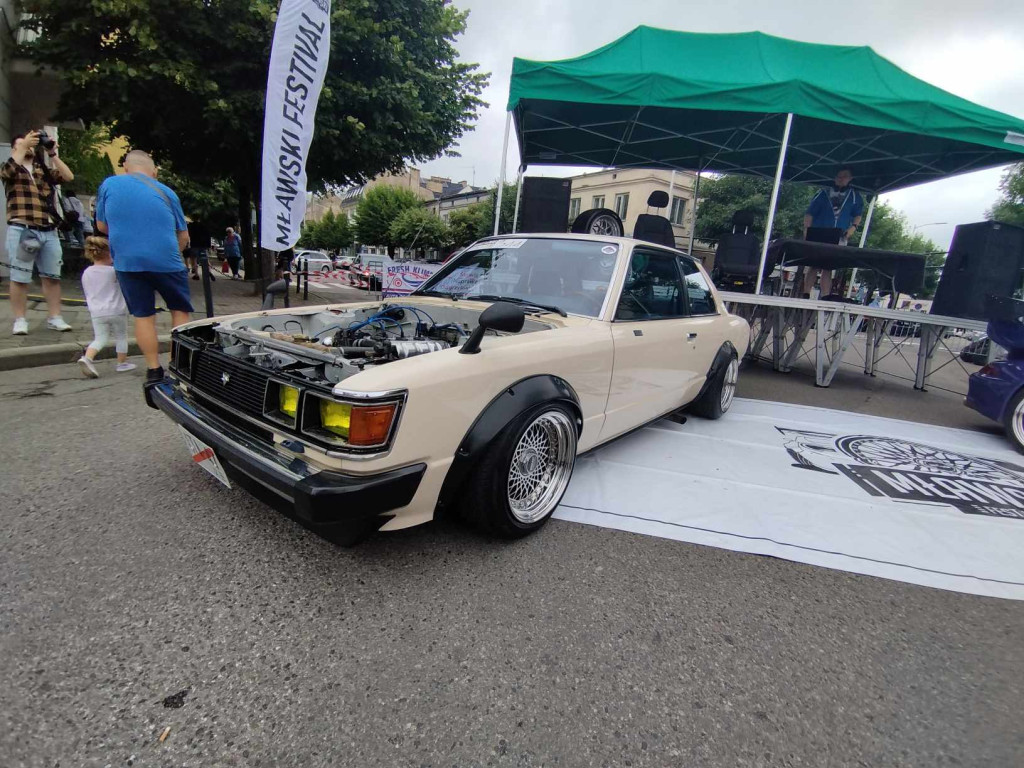 Jarmark Wojciechowy i pokaz niezwykłych samochodów