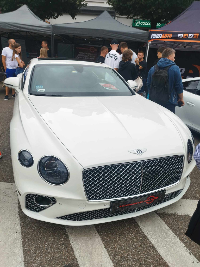 Jarmark Wojciechowy i pokaz niezwykłych samochodów