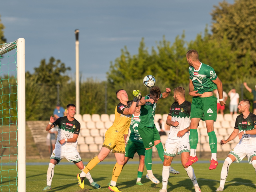 Inaguracja na remis.  Poprzeczka razy dwa