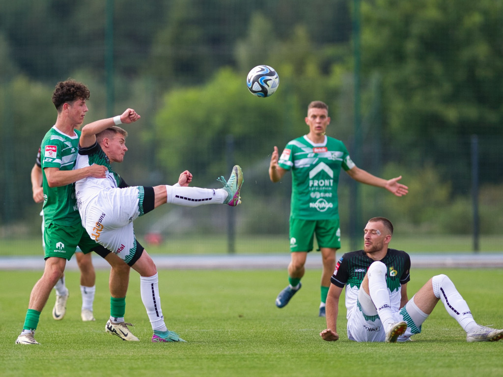 Inaguracja na remis.  Poprzeczka razy dwa