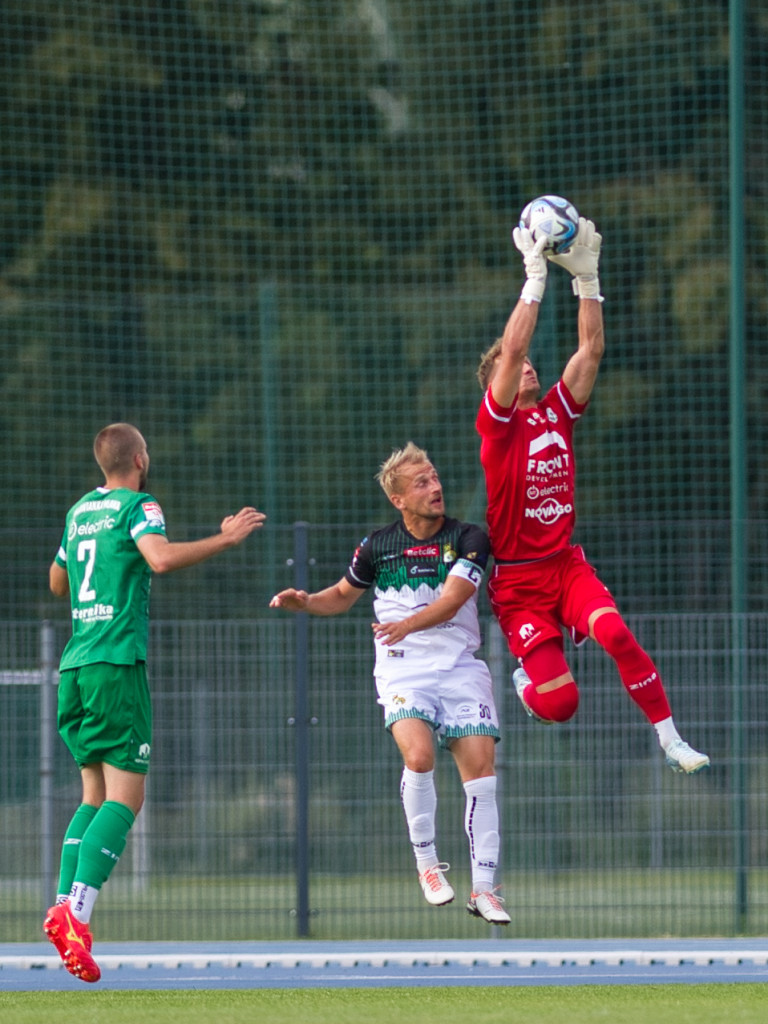 Inaguracja na remis.  Poprzeczka razy dwa