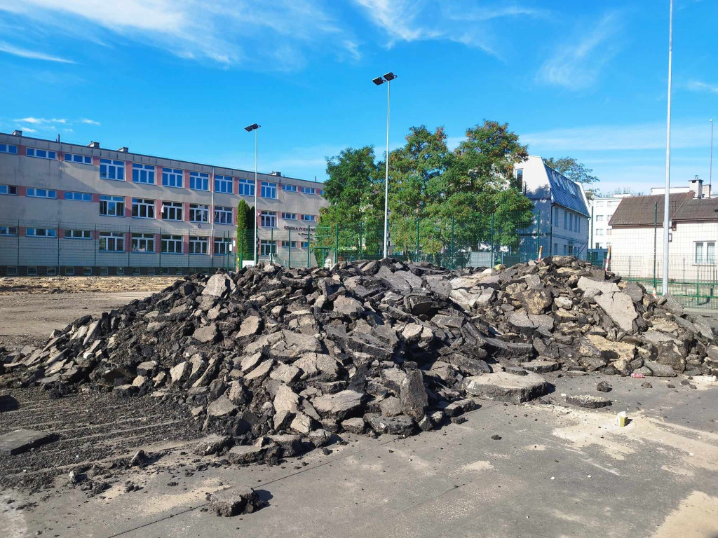 Remont boisk przy mławskiej Dwójce