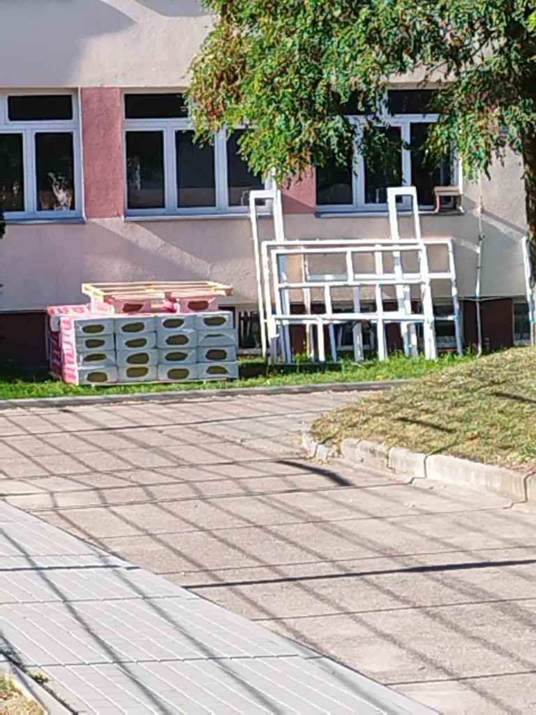 Remont boisk przy mławskiej Dwójce