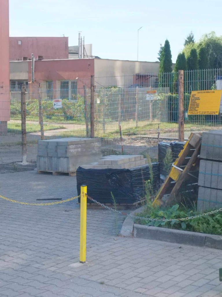 Remont boisk przy mławskiej Dwójce