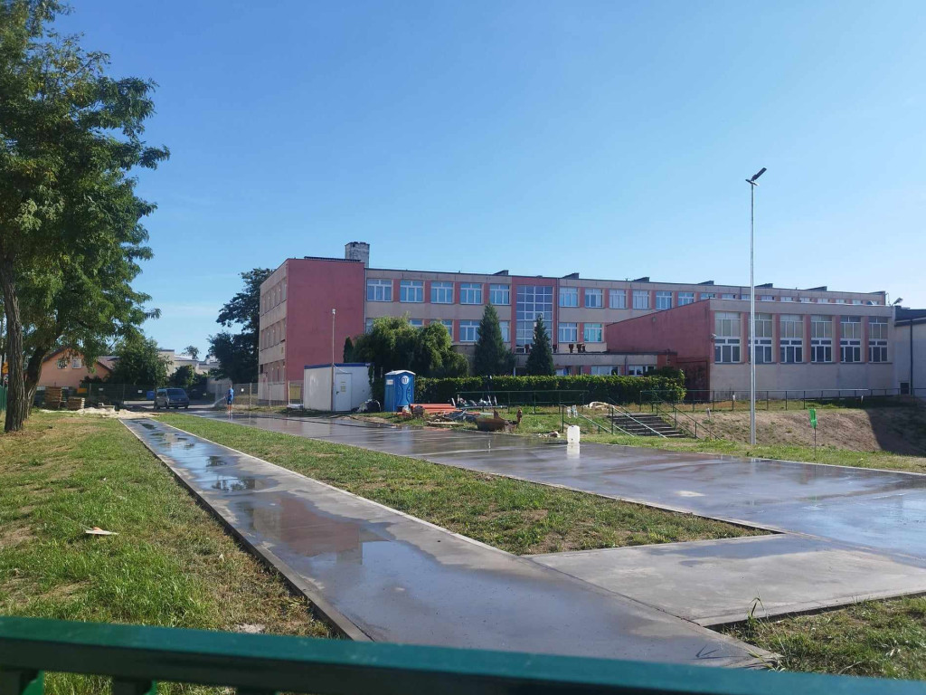 Remont boisk przy mławskiej Dwójce