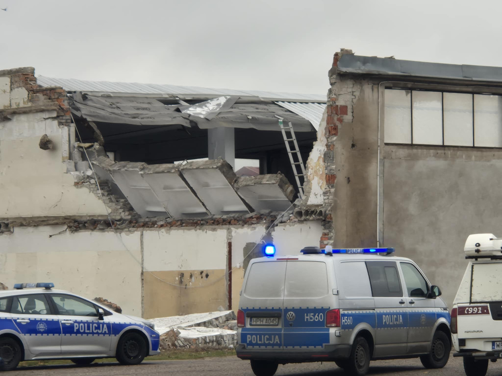 Z OSTATNIEJ CHWILI. Katastrofa budowlana na zajezdni PKS. 3 osoby pod gruzami. Wezwano 3 śmigłowce