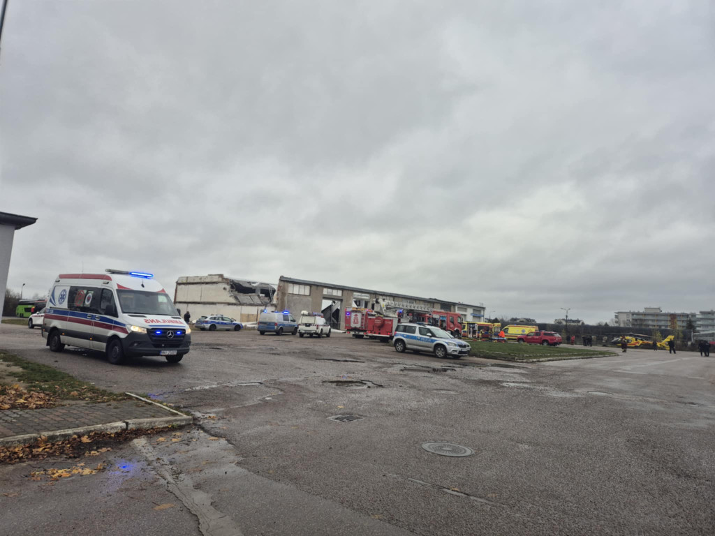 Z OSTATNIEJ CHWILI. Katastrofa budowlana na zajezdni PKS. 3 osoby pod gruzami. Wezwano 3 śmigłowce