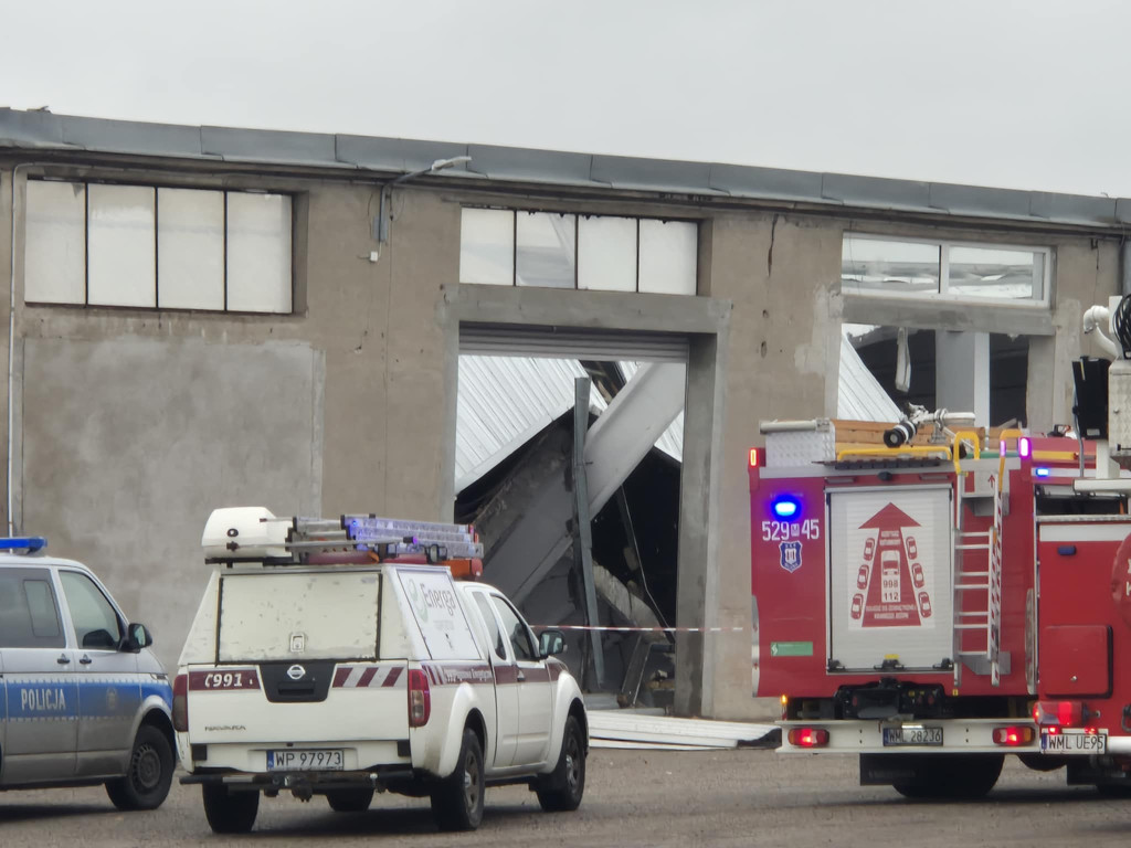 Z OSTATNIEJ CHWILI. Katastrofa budowlana na zajezdni PKS. 3 osoby pod gruzami. Wezwano 3 śmigłowce