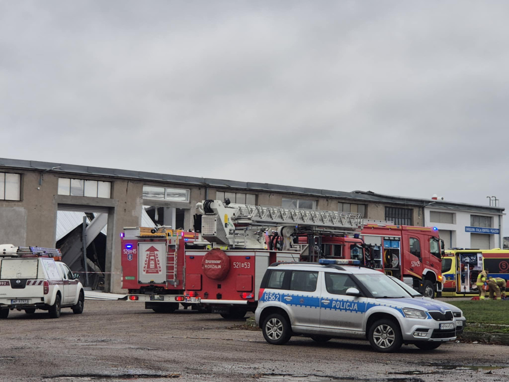 Z OSTATNIEJ CHWILI. Katastrofa budowlana na zajezdni PKS. 3 osoby pod gruzami. Wezwano 3 śmigłowce