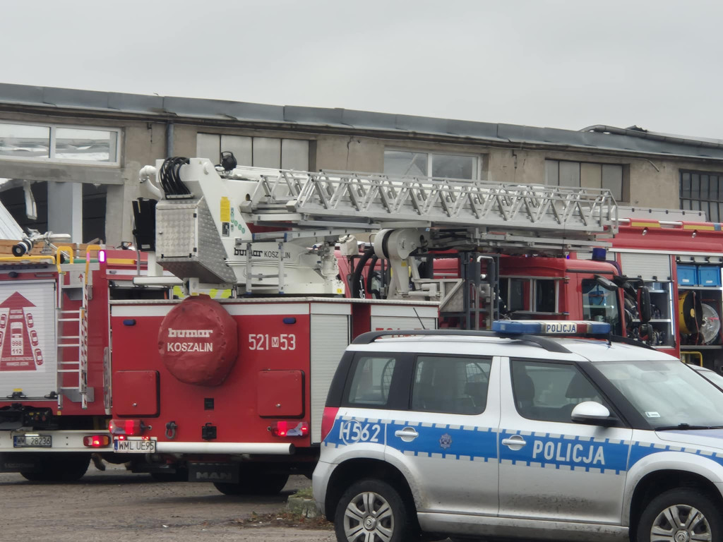 Z OSTATNIEJ CHWILI. Katastrofa budowlana na zajezdni PKS. 3 osoby pod gruzami. Wezwano 3 śmigłowce