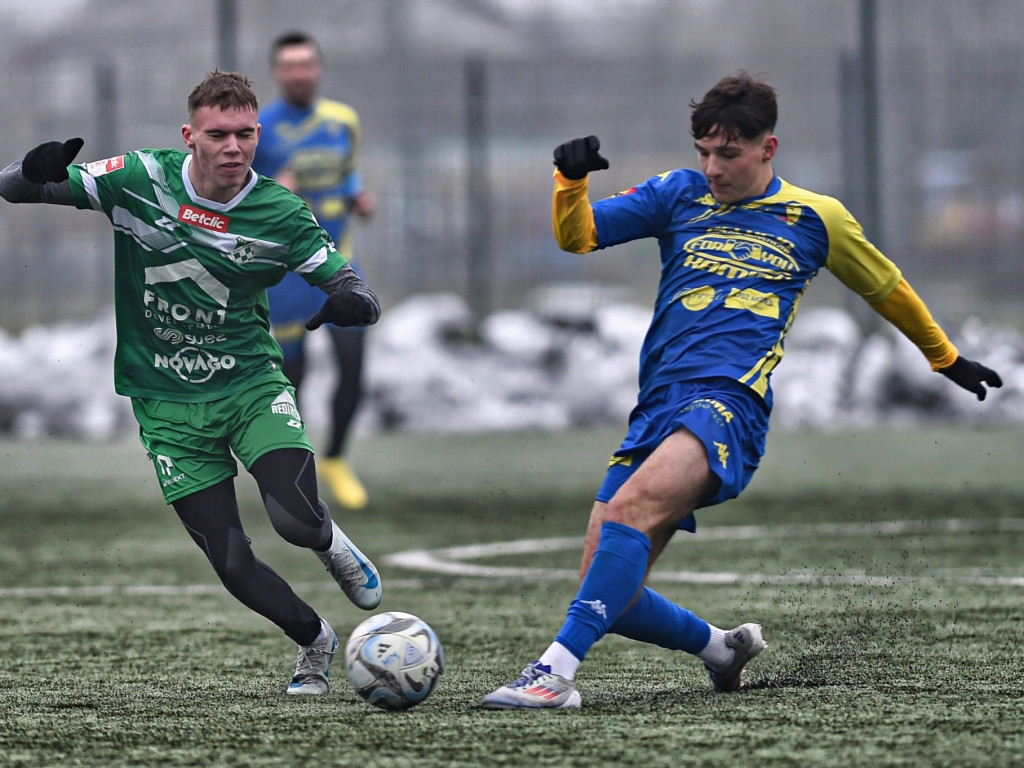 Młodzieżowiec z asystą i golem. Cztery bramki w sparingu