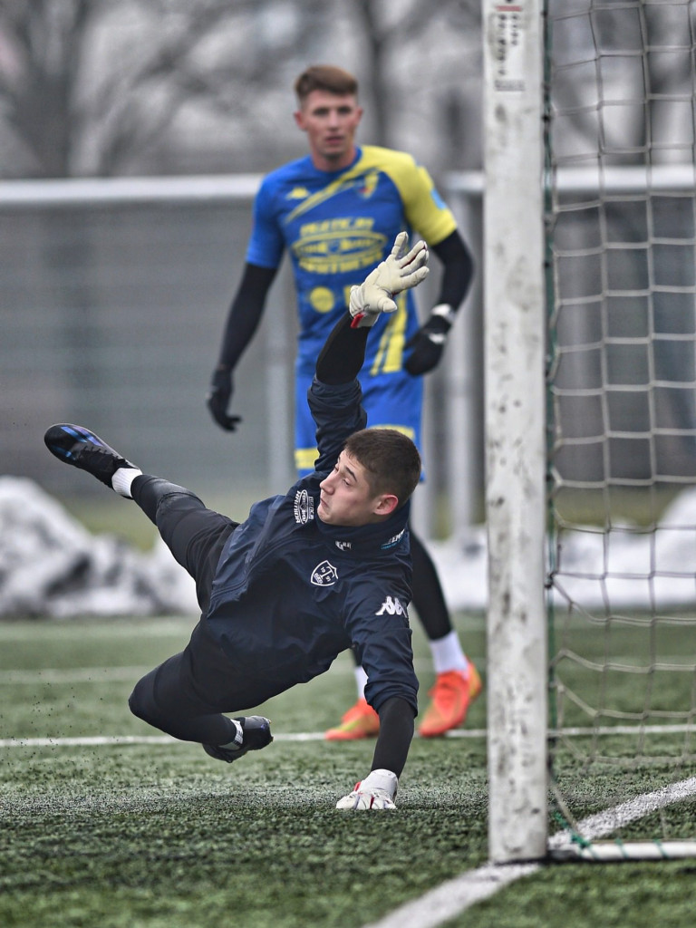 Młodzieżowiec z asystą i golem. Cztery bramki w sparingu