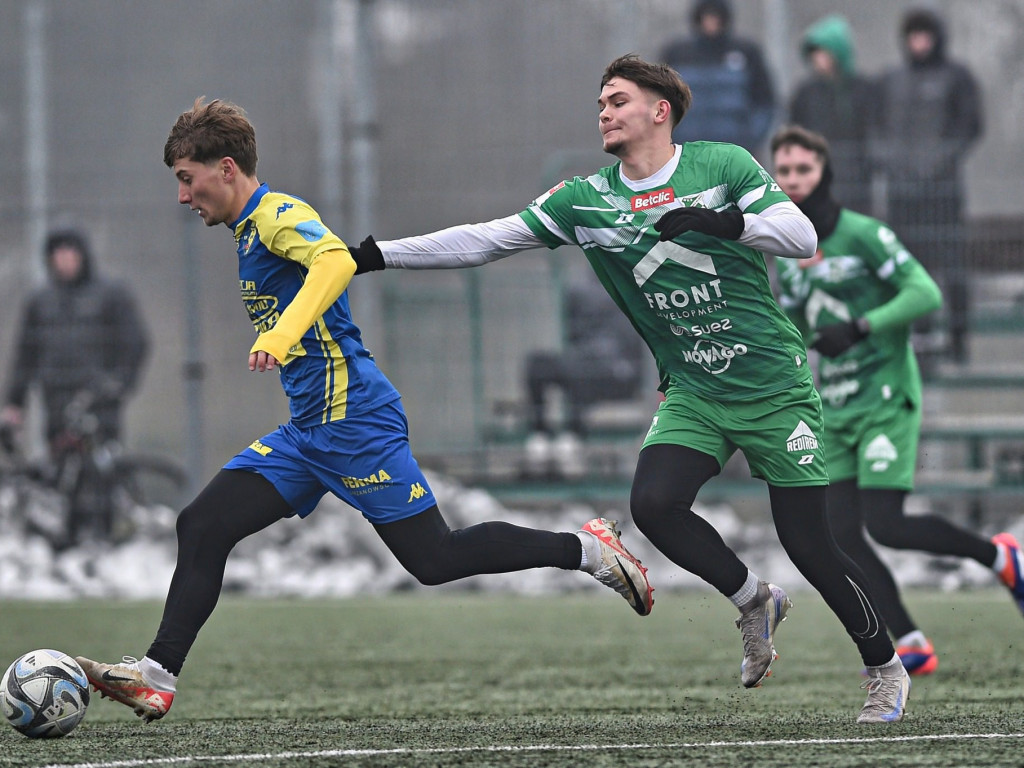 Młodzieżowiec z asystą i golem. Cztery bramki w sparingu