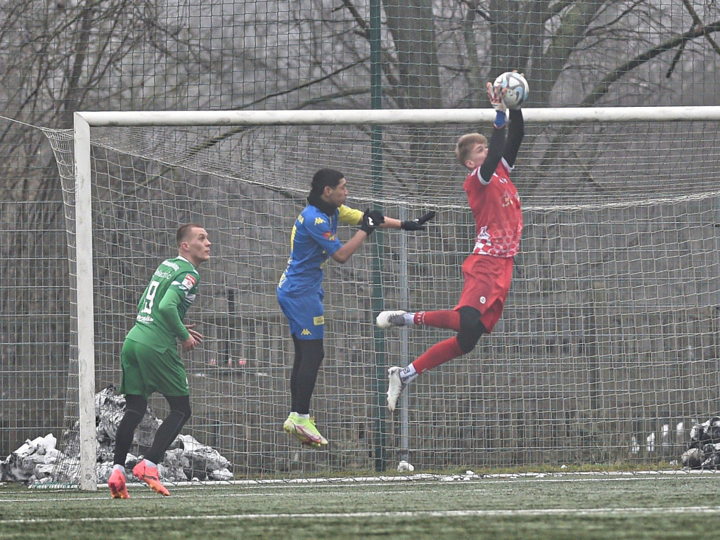 Młodzieżowiec z asystą i golem. Cztery bramki w sparingu