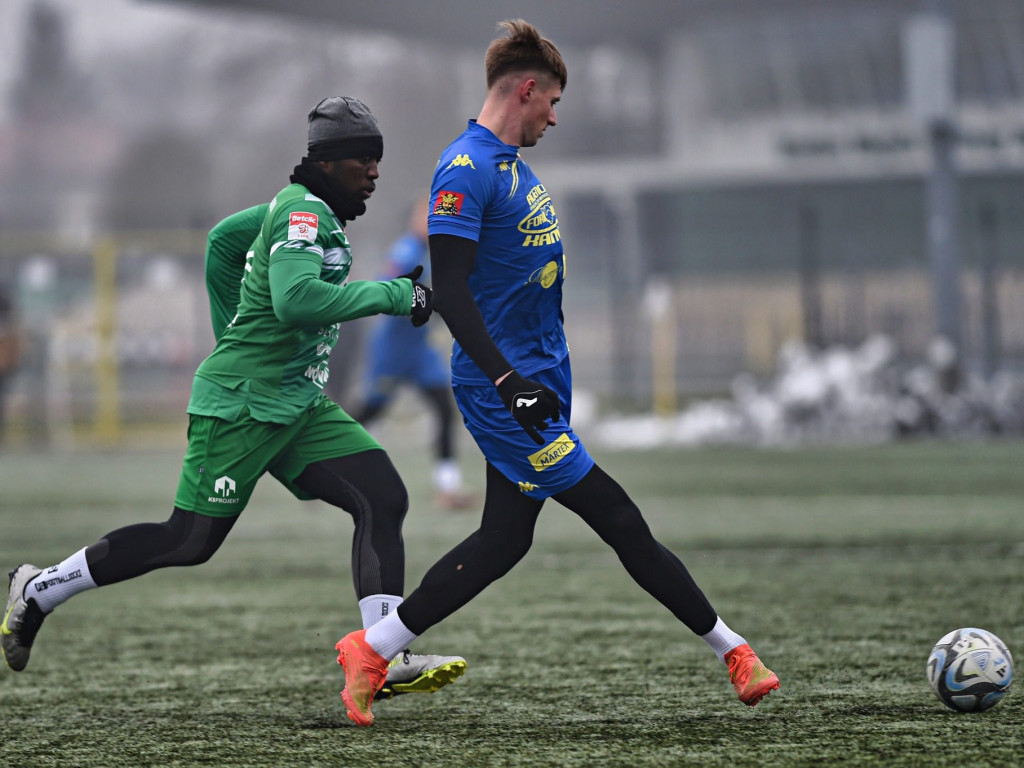 Młodzieżowiec z asystą i golem. Cztery bramki w sparingu