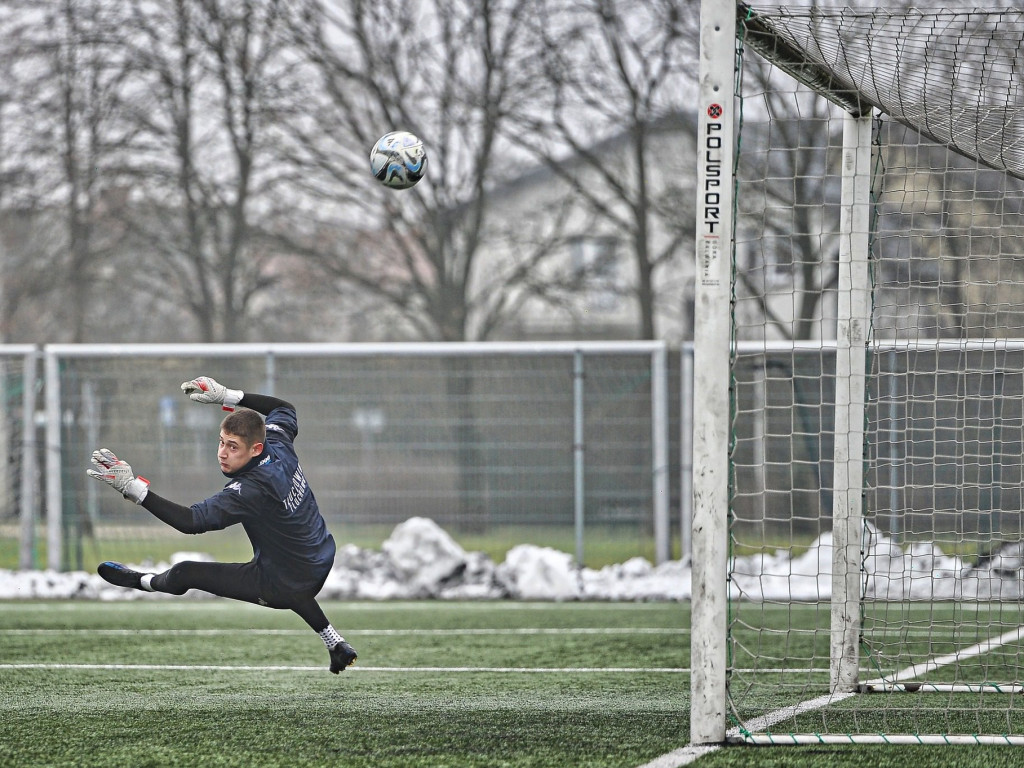 Młodzieżowiec z asystą i golem. Cztery bramki w sparingu