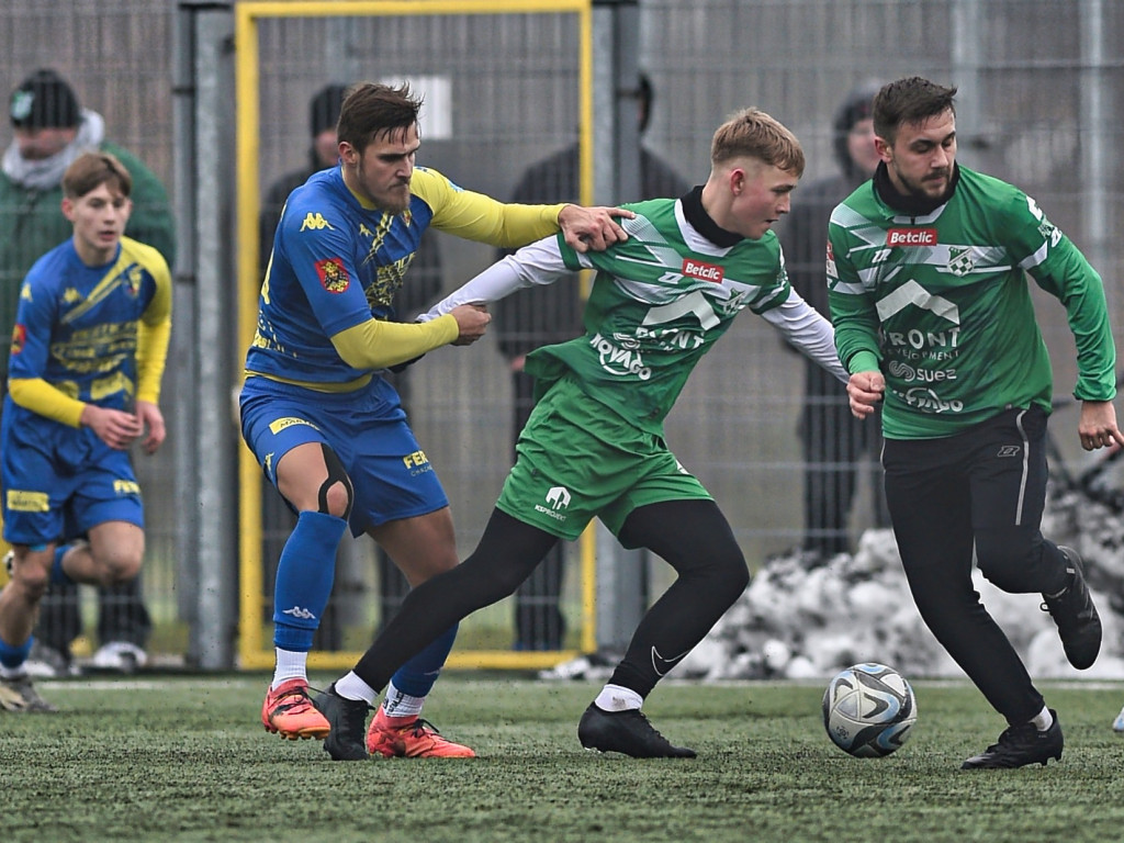 Młodzieżowiec z asystą i golem. Cztery bramki w sparingu