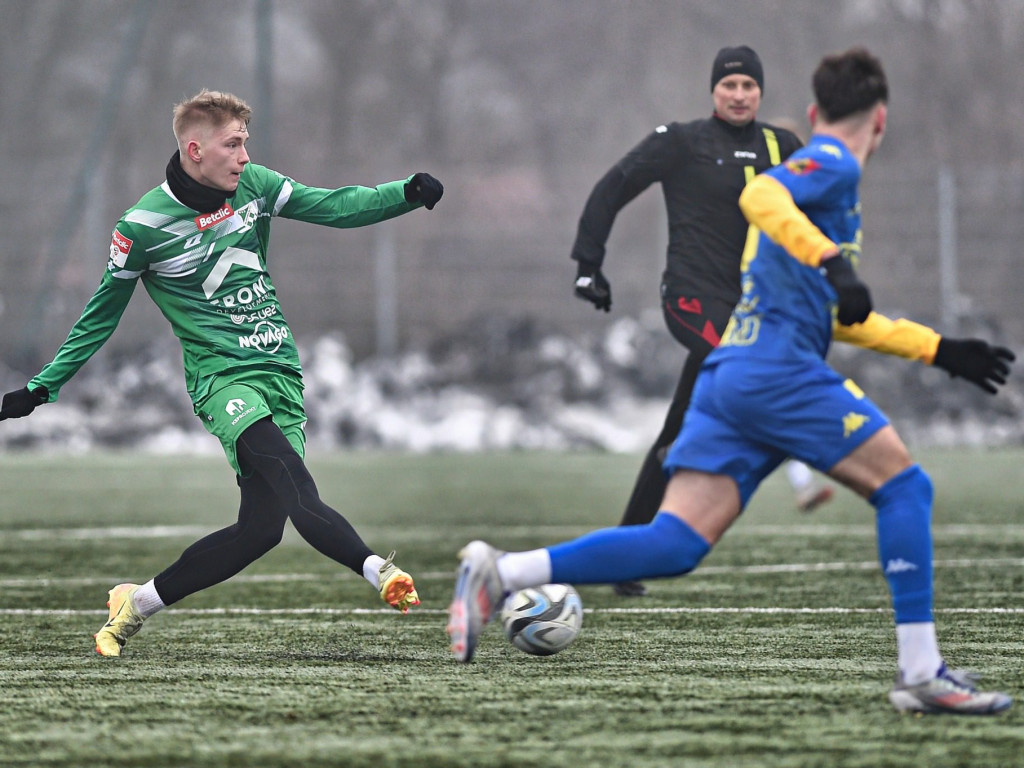 Młodzieżowiec z asystą i golem. Cztery bramki w sparingu