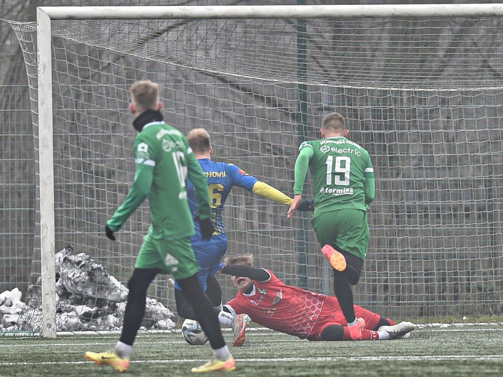 Młodzieżowiec z asystą i golem. Cztery bramki w sparingu