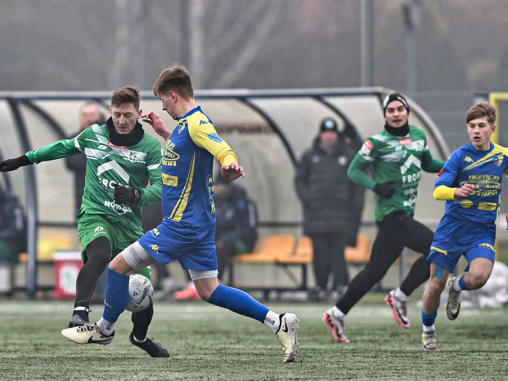 Młodzieżowiec z asystą i golem. Cztery bramki w sparingu