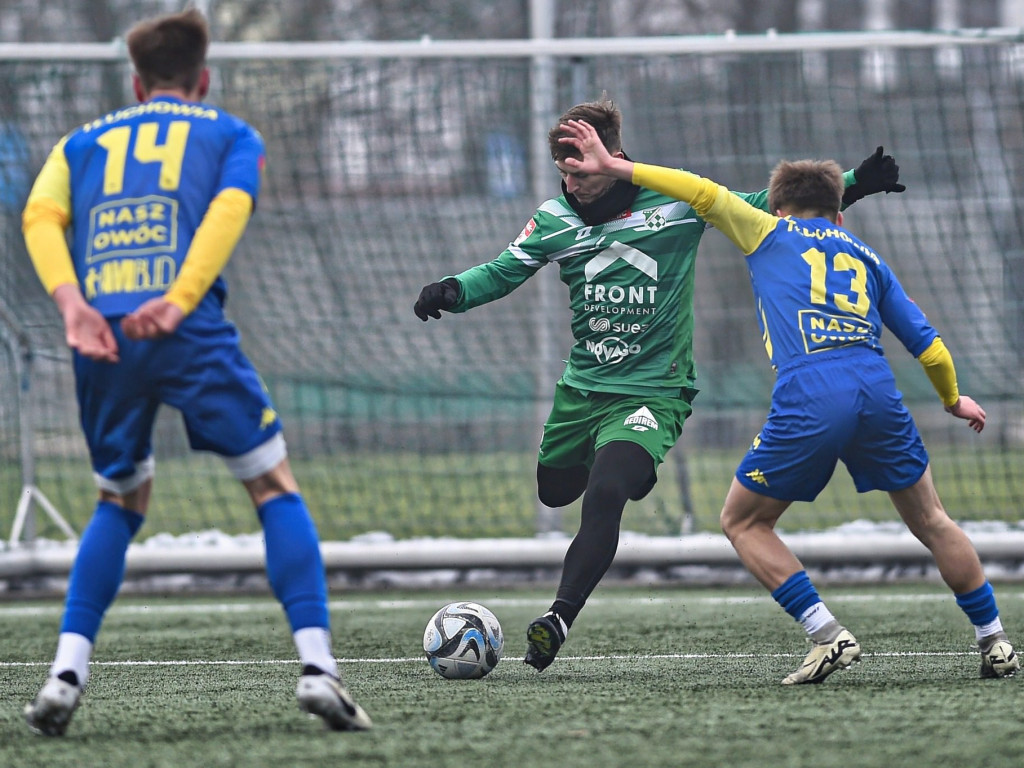 Młodzieżowiec z asystą i golem. Cztery bramki w sparingu