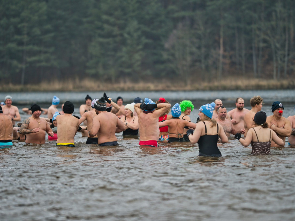 Foczki i Morsy podbiły Zalew Ruda. Zimowa kąpiel dla prawdziwych twardzieli